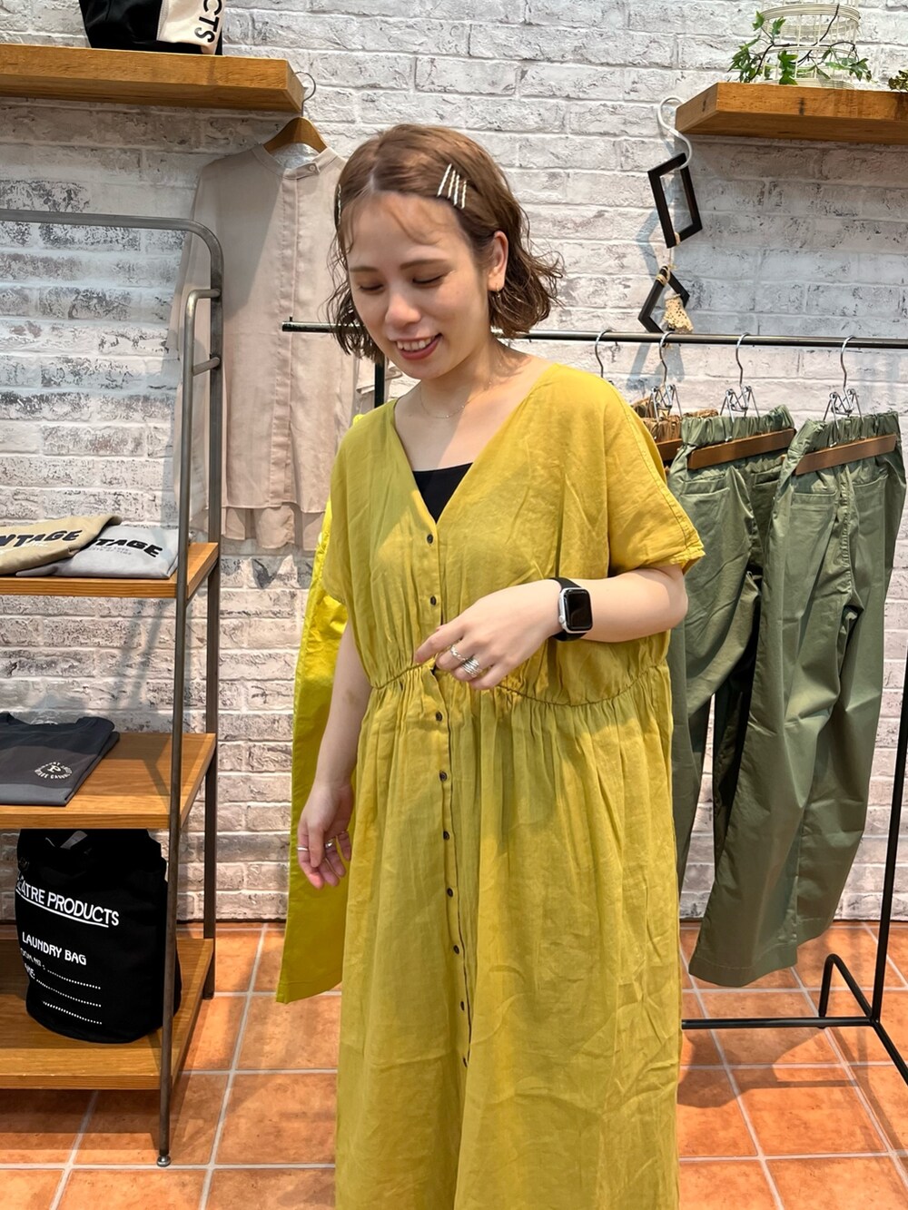 イエロー系のワンピース、ブラック系のその他パンツ、ブラック系のサンダルを着用したレディースの夏コーディネートの2枚目の写真