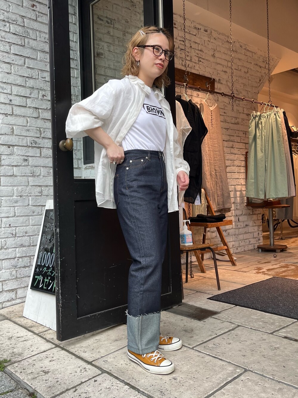 ホワイト系のシャツ/ブラウス、ホワイト系のTシャツ/カットソー、ブルー系のその他パンツを着用したレディースの夏コーディネートの2枚目の写真