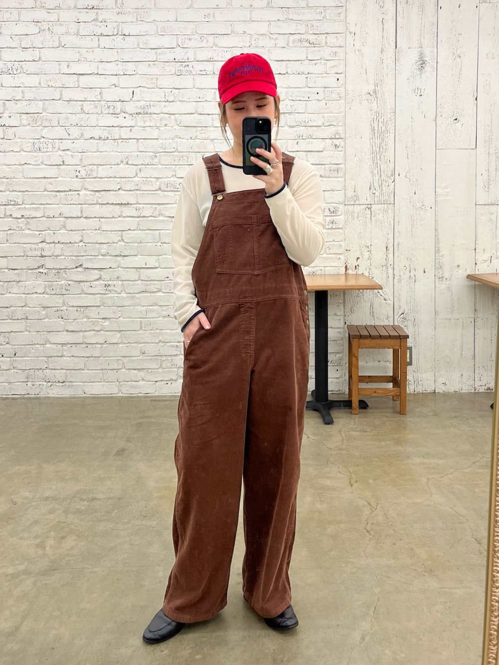 ブラウン系のサロペット/オーバーオール、ブラウン系のシャツ/ブラウス、ホワイト系のTシャツ/カットソーを着用したレディースの秋コーディネートの2枚目の写真