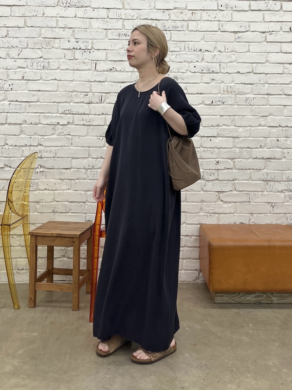 ブラック系のワンピース、その他のベストを着用したレディースの春コーディネートの3枚目の写真