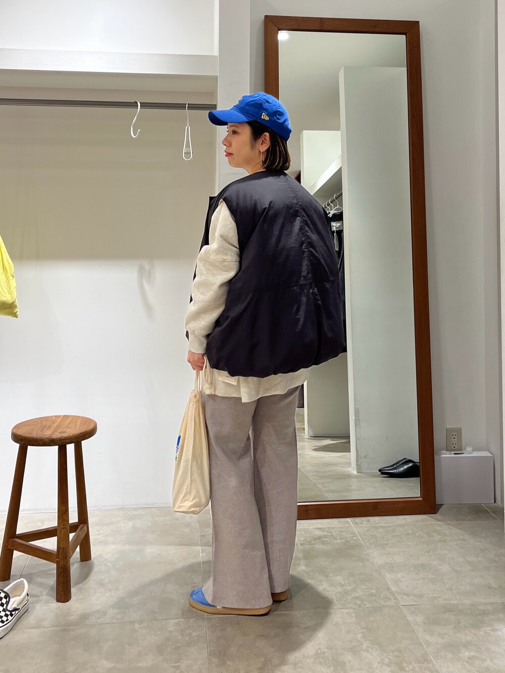 ブラック系のダウンベスト、グレー系のその他パンツ、ベージュ系のスウェットを着用したレディースの秋コーディネートの2枚目の写真