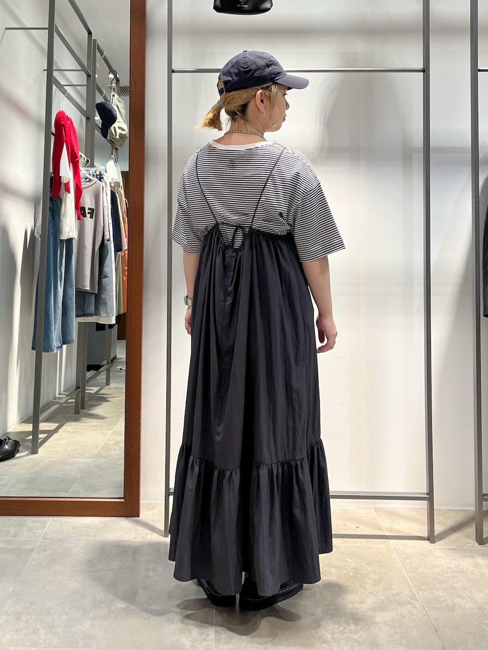 「モノトーン、スポーツミックス、サンダル、ワンピース、ロングスカート、キャップ、厚底サンダル、夏コーデ、オトナカワイイ、ラクチンコーデ、モノトーンコーデ、リュックスタイル、ボーダーTシャツ、半袖Ｔシャツ、夏服コーデ」｜「PUAL CE CINのロー切替えキャミワンピース（ワンピース、ブラック系）」を使った、yns628さん（レディース・158cm）の夏コーディネートの2枚目の写真