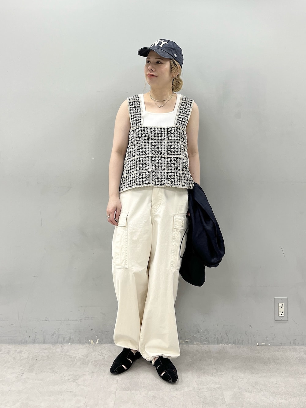 その他のベスト、ブルー系のシャツ/ブラウス、ホワイト系のタンクトップを着用したレディースの春コーディネートの4枚目の写真