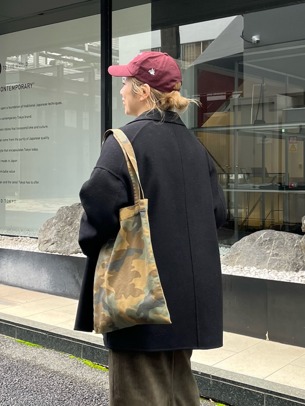 グリーン系のスカート、ホワイト系のTシャツ/カットソー、ブラック系のTシャツ/カットソーを着用したレディースの秋コーディネートの3枚目の写真