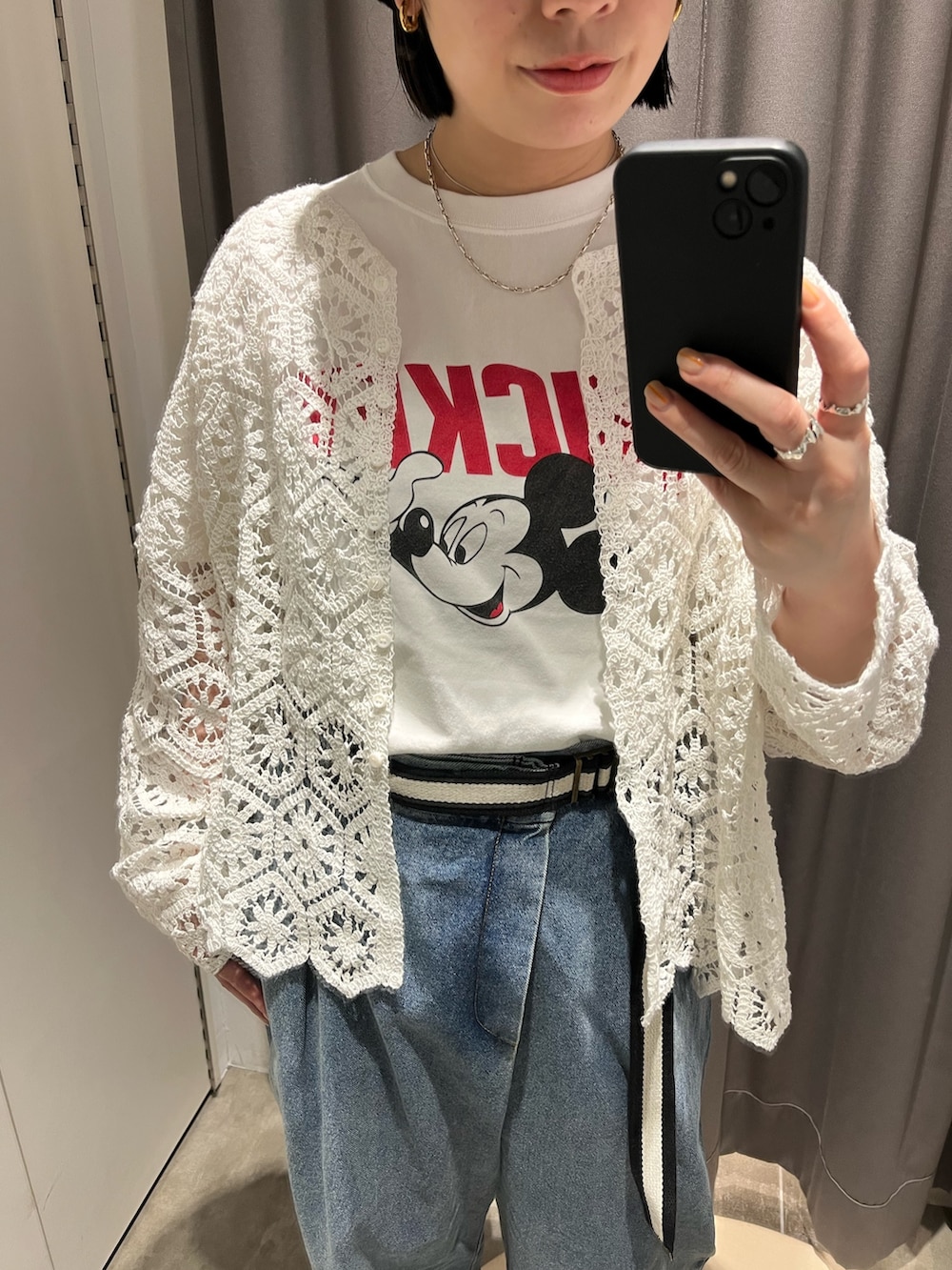 ホワイト系のニット/セーター、ホワイト系のTシャツ/カットソー、ブルー系のデニムパンツを着用したレディースの春コーディネートの2枚目の写真