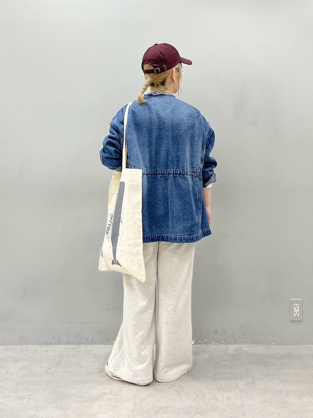 ブルー系のデニムジャケット、ホワイト系のTシャツ/カットソー、ベージュ系のスウェットパンツを着用したレディースの秋コーディネートの3枚目の写真