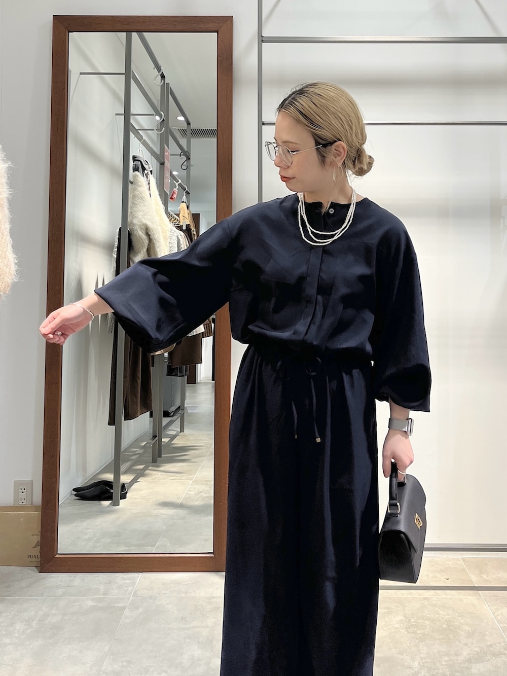 ブルー系のつなぎ/オールインワン、ブラック系のショルダーバッグ、ブラック系のローファーを着用したレディースの冬コーディネートの3枚目の写真