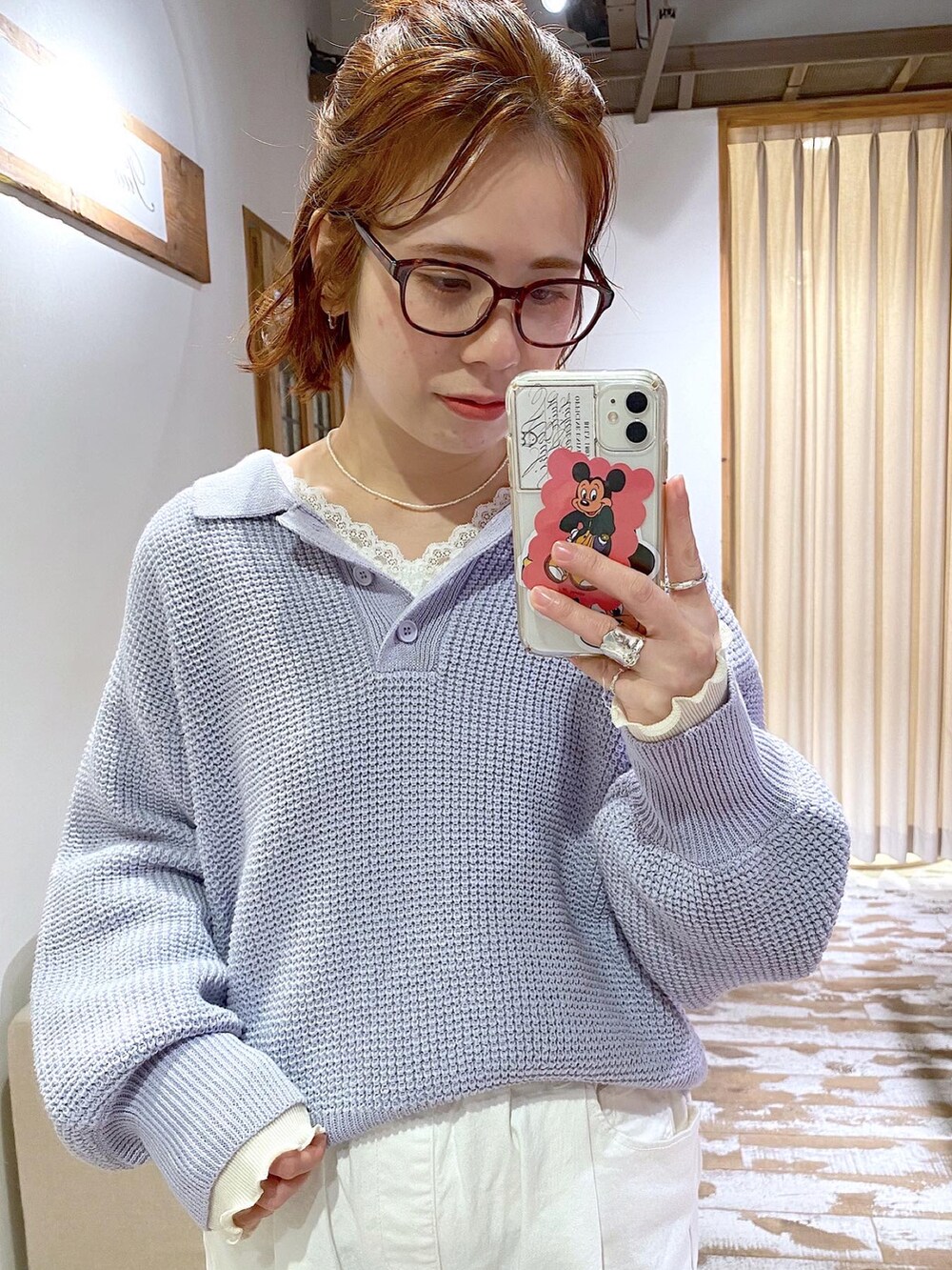 ホワイト系のその他パンツ、パープル系のニット/セーター、ブラック系のバレエシューズを着用したレディースの冬コーディネートの2枚目の写真