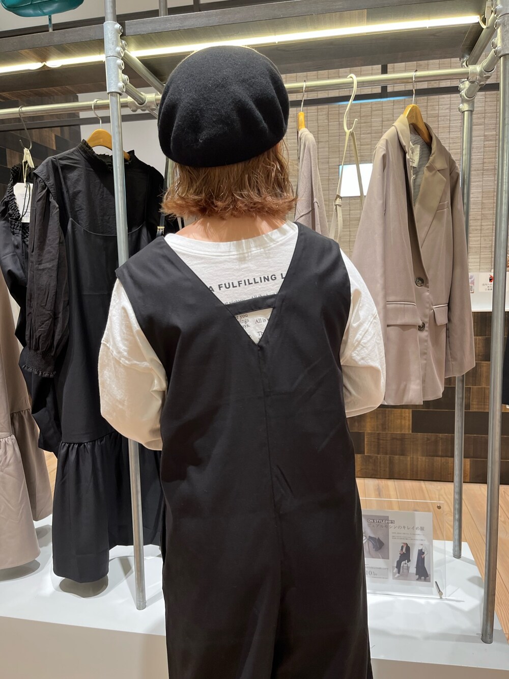 ブラック系のサロペット/オーバーオール、ホワイト系のTシャツ/カットソーを着用したレディースの秋コーディネートの3枚目の写真