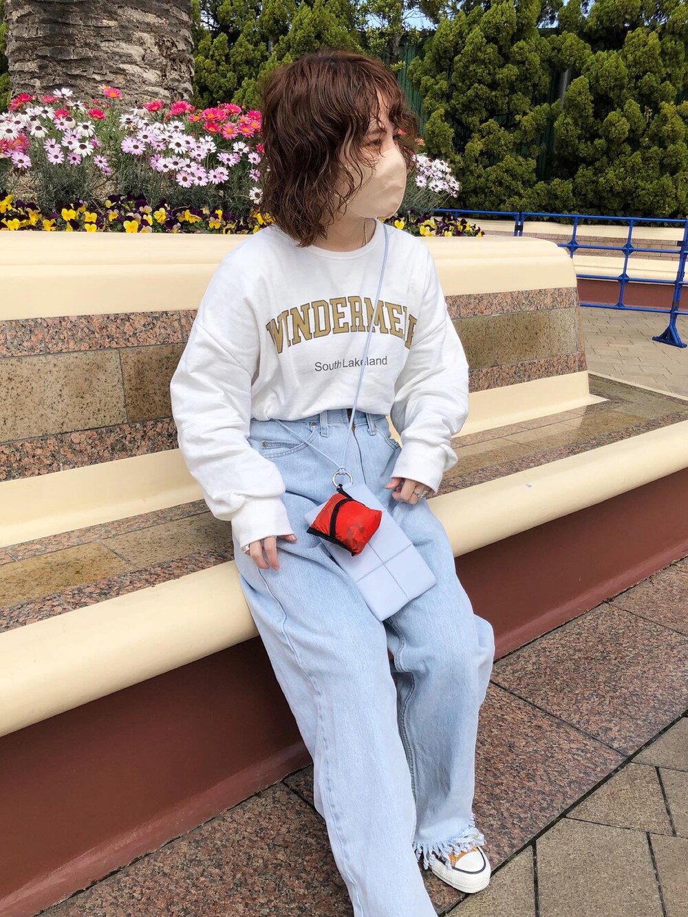 ホワイト系のTシャツ/カットソー、イエロー系のスニーカー、オレンジ系のエコバッグ/サブバッグを着用したレディースの春コーディネートの2枚目の写真