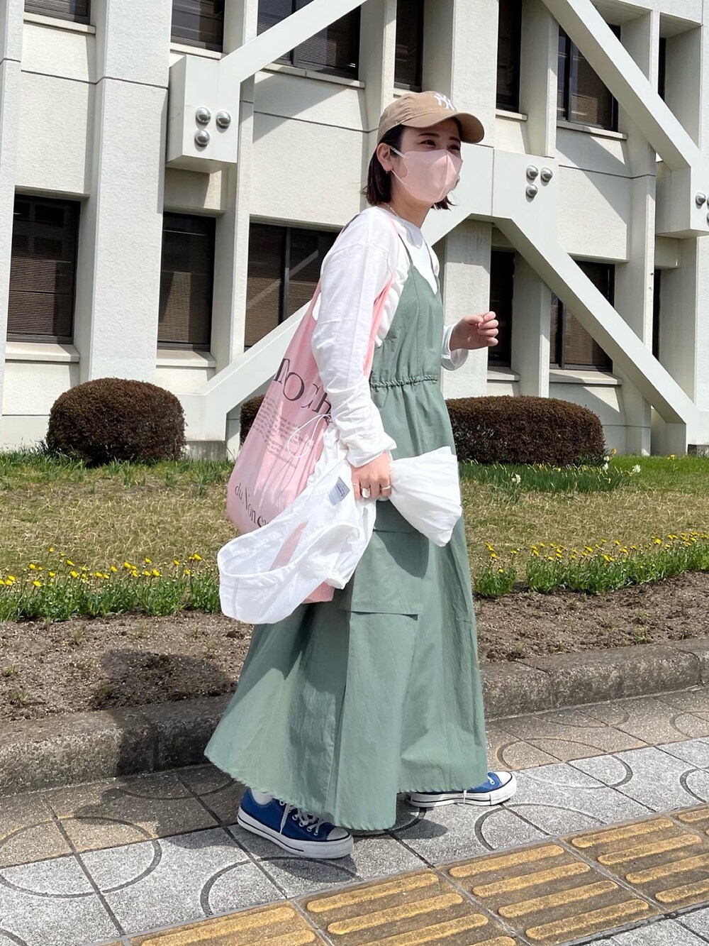 グリーン系のワンピース、ホワイト系のTシャツ/カットソーを着用したレディースの春コーディネートの2枚目の写真