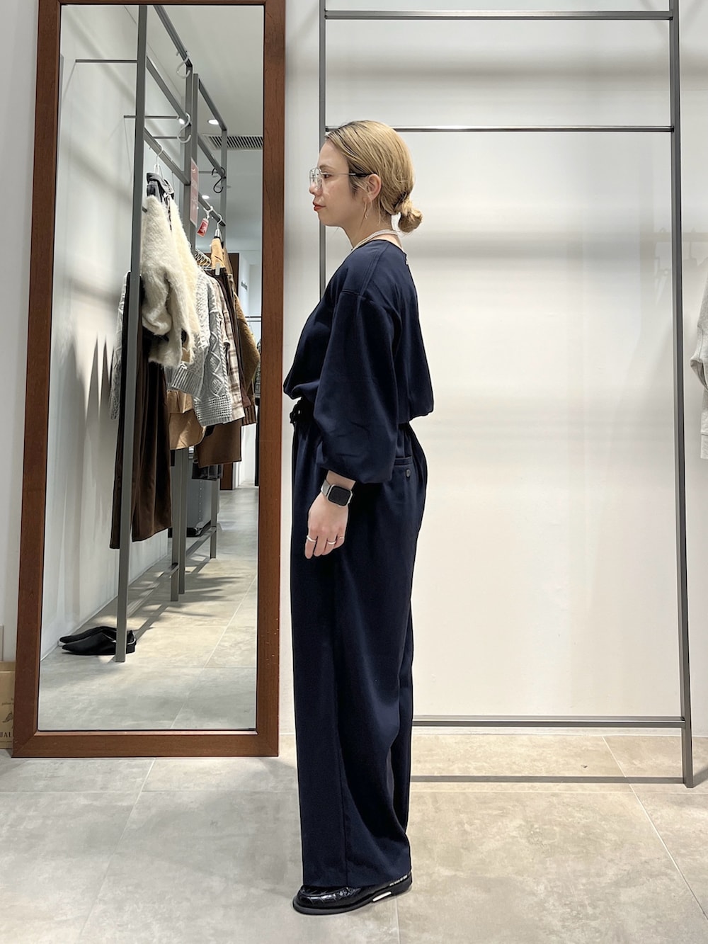 ブルー系のつなぎ/オールインワン、ブラック系のショルダーバッグ、ブラック系のローファーを着用したレディースの冬コーディネートの2枚目の写真