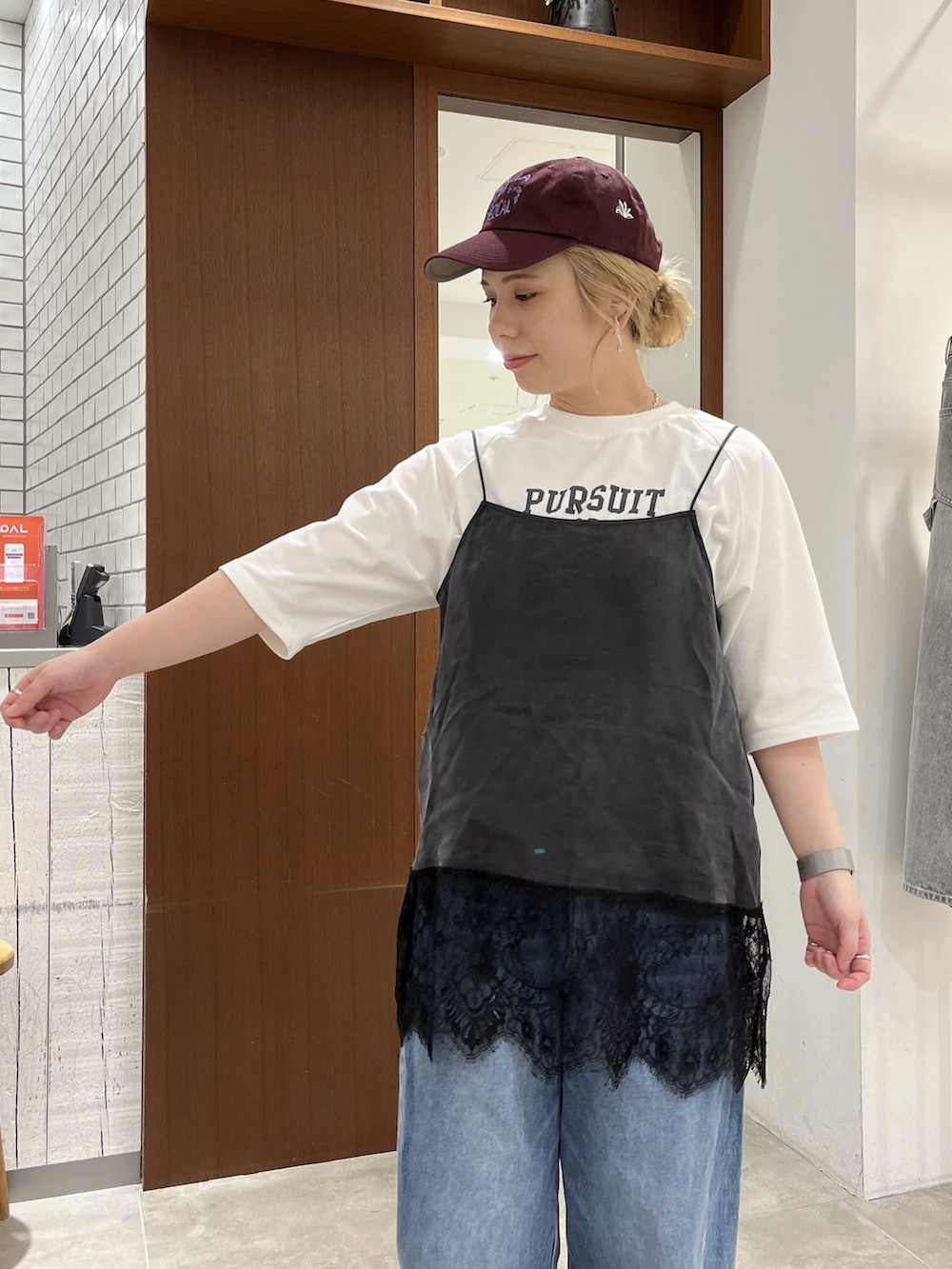 ブラック系のキャミソール、ホワイト系のTシャツ/カットソー、ブルー系のデニムパンツを着用したレディースの春コーディネートの3枚目の写真