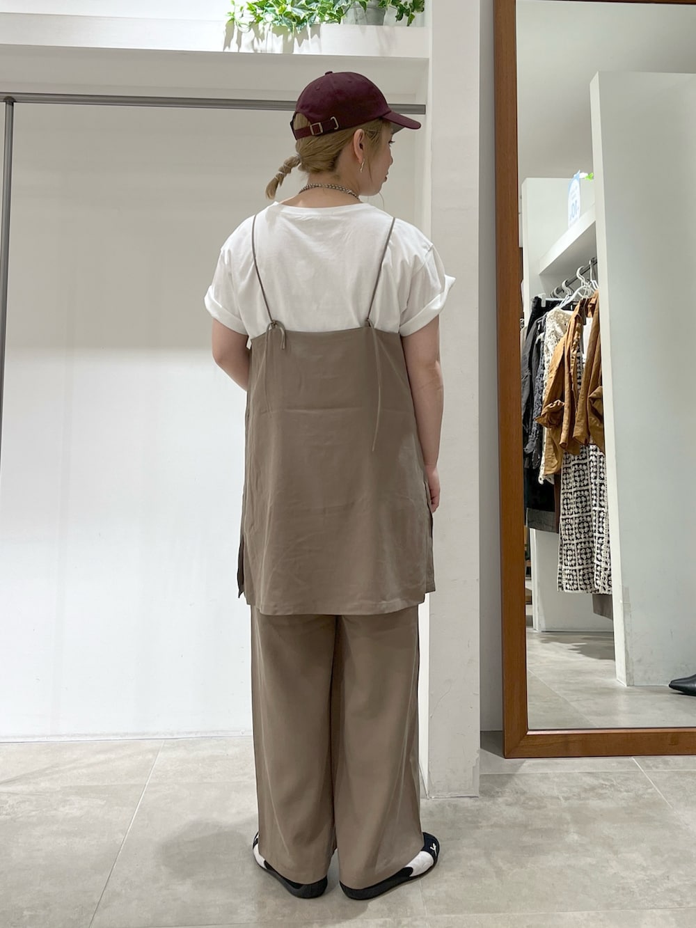 ベージュ系のパンツ、ホワイト系のTシャツ/カットソーを着用したレディースの夏コーディネートの2枚目の写真