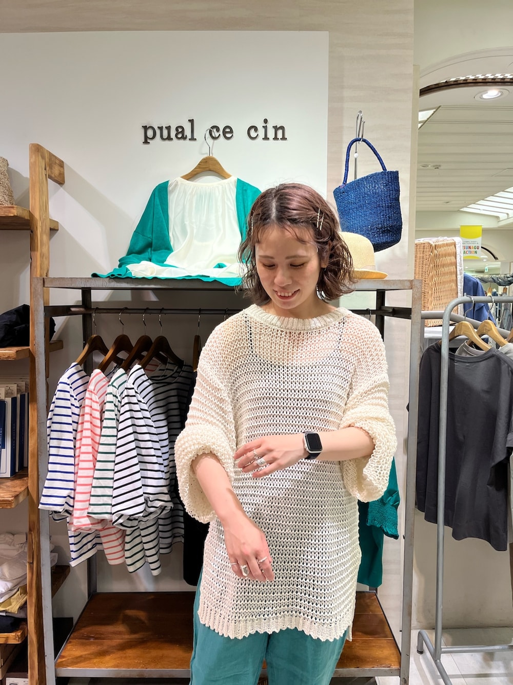 ホワイト系のニット/セーター、グリーン系のその他パンツ、ブラック系のサンダルを着用したレディースの夏コーディネートの2枚目の写真