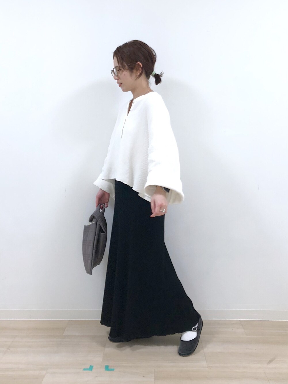 ホワイト系のTシャツ/カットソー、ブラック系のスカートを着用したレディースの冬コーディネートの2枚目の写真