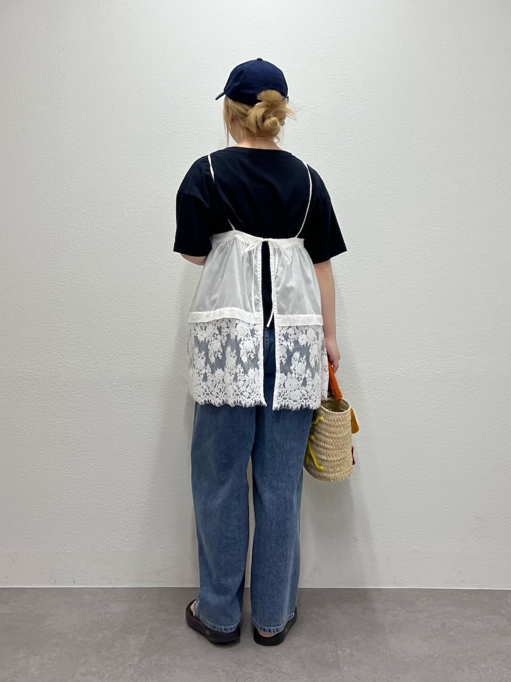 ホワイト系のキャミソール、ブルー系のデニムパンツ、ブルー系のTシャツ/カットソーを着用したレディースの春コーディネートの2枚目の写真