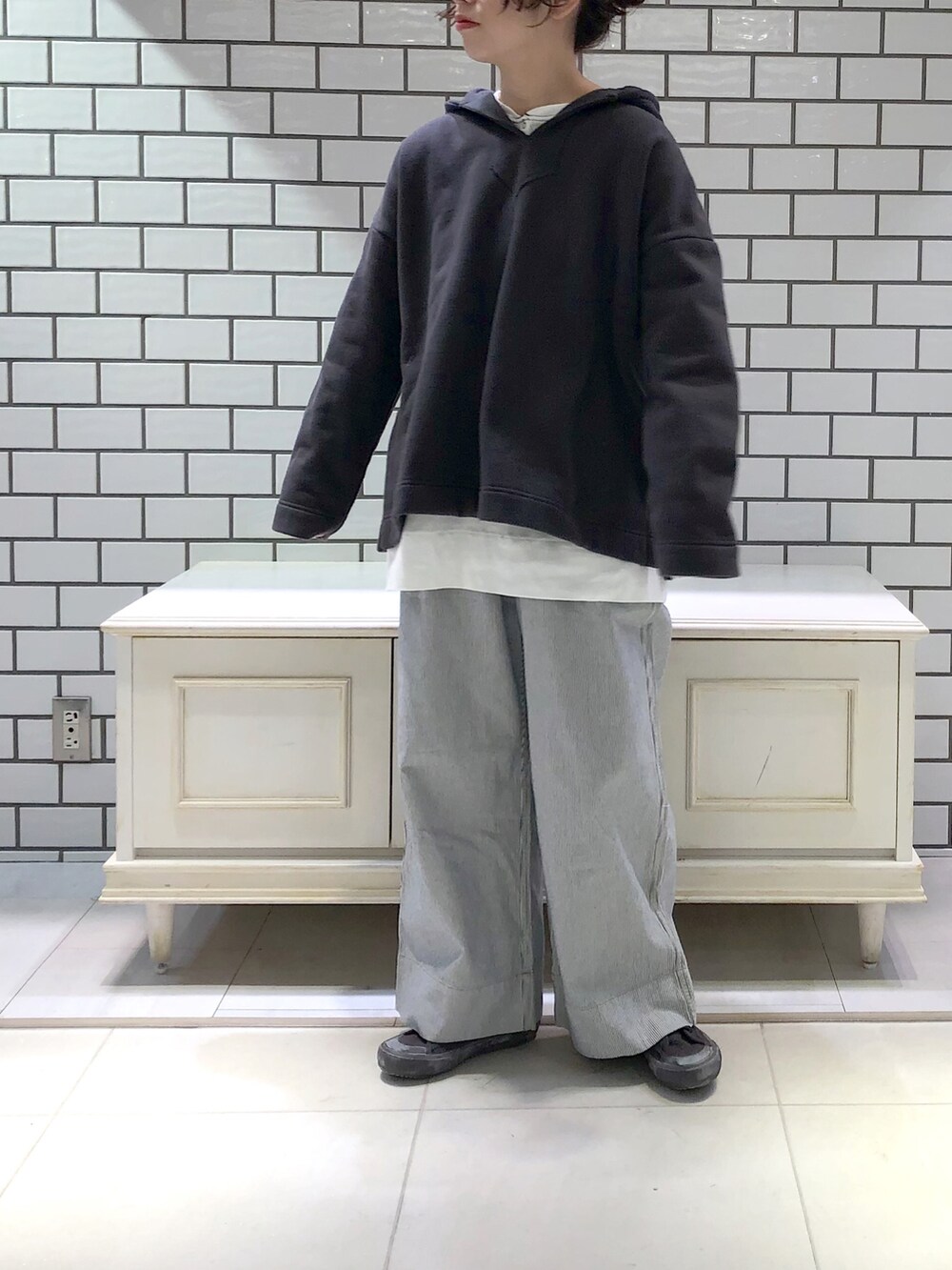 グレー系のスウェット、ホワイト系のTシャツ/カットソー、ホワイト系のその他パンツを着用したレディースの冬コーディネートの2枚目の写真