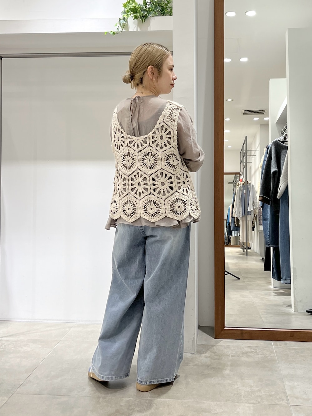 ベージュ系のベスト、ベージュ系のシャツ/ブラウス、ブルー系のデニムパンツを着用したレディースの秋コーディネートの2枚目の写真