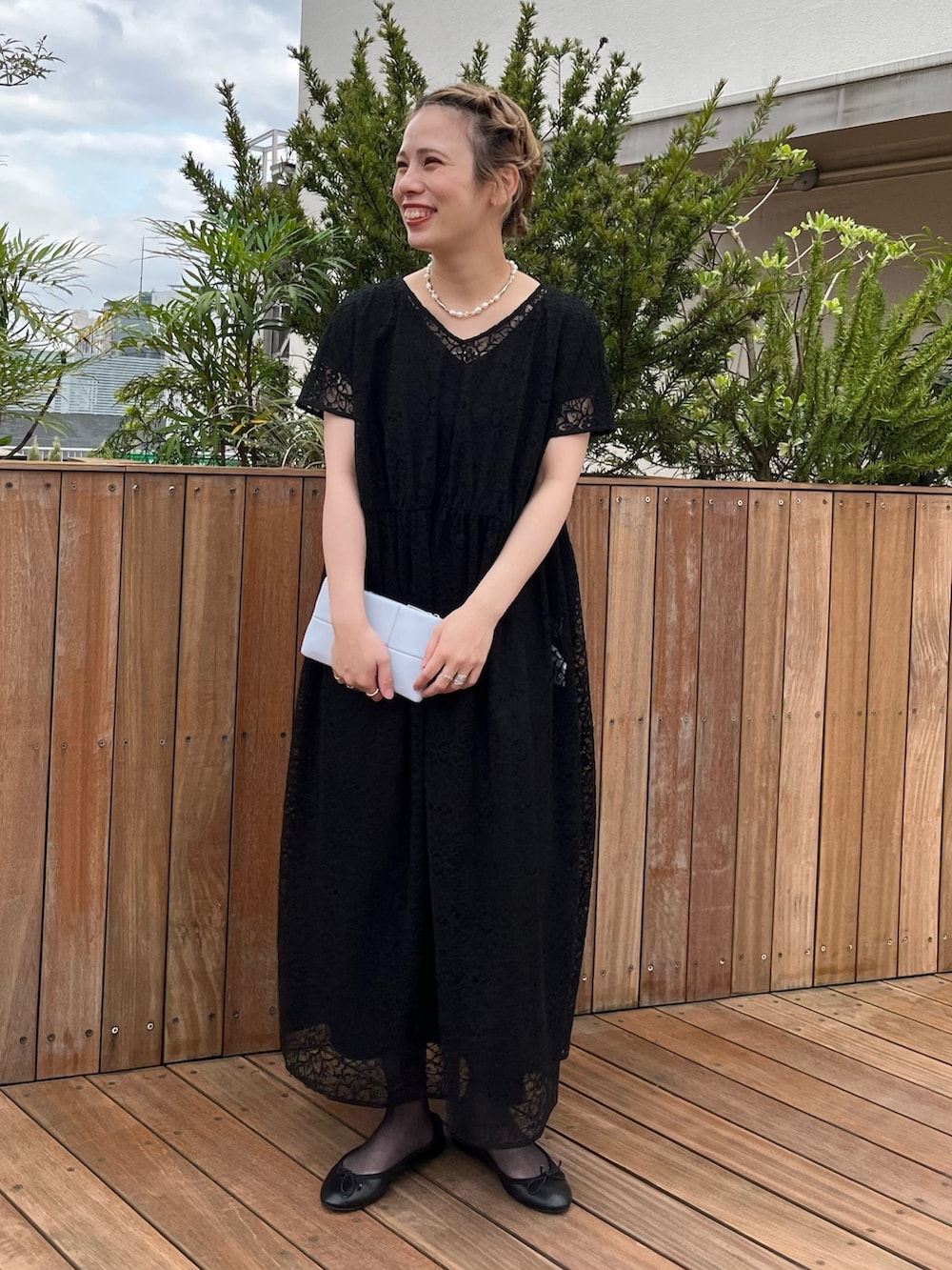 ブラック系のワンピース、ブラック系のワンピースを着用したレディースの夏コーディネートの2枚目の写真