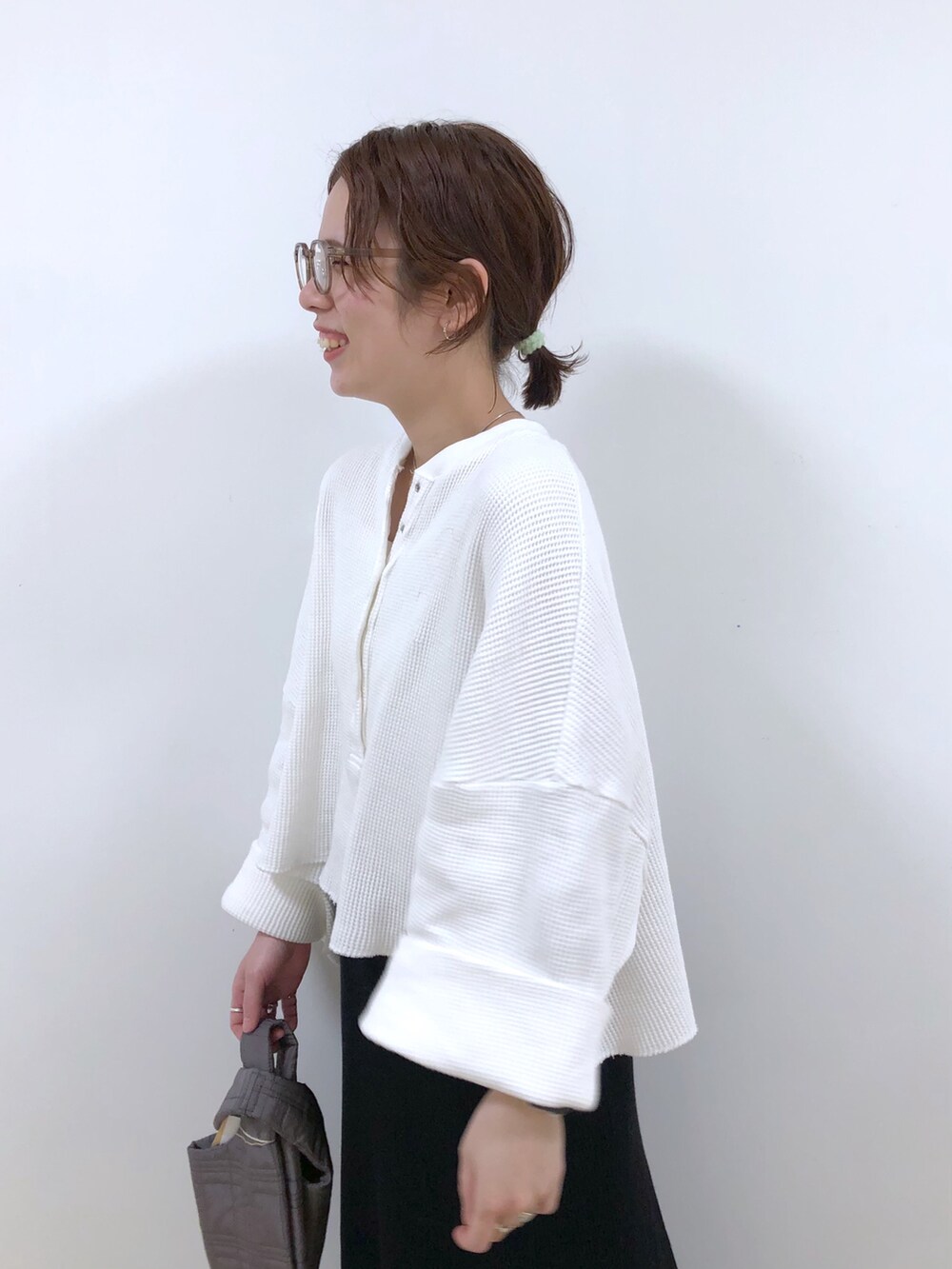 ホワイト系のTシャツ/カットソー、ブラック系のスカートを着用したレディースの冬コーディネートの3枚目の写真