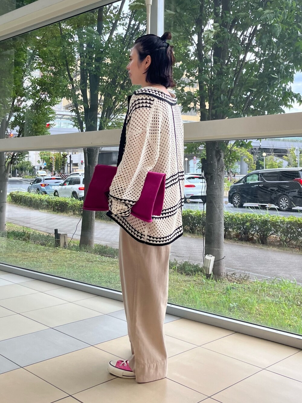 ベージュ系のサロペット/オーバーオール、ホワイト系のカーディガン/ボレロ、ブラウン系のタンクトップを着用したレディースの秋コーディネートの2枚目の写真