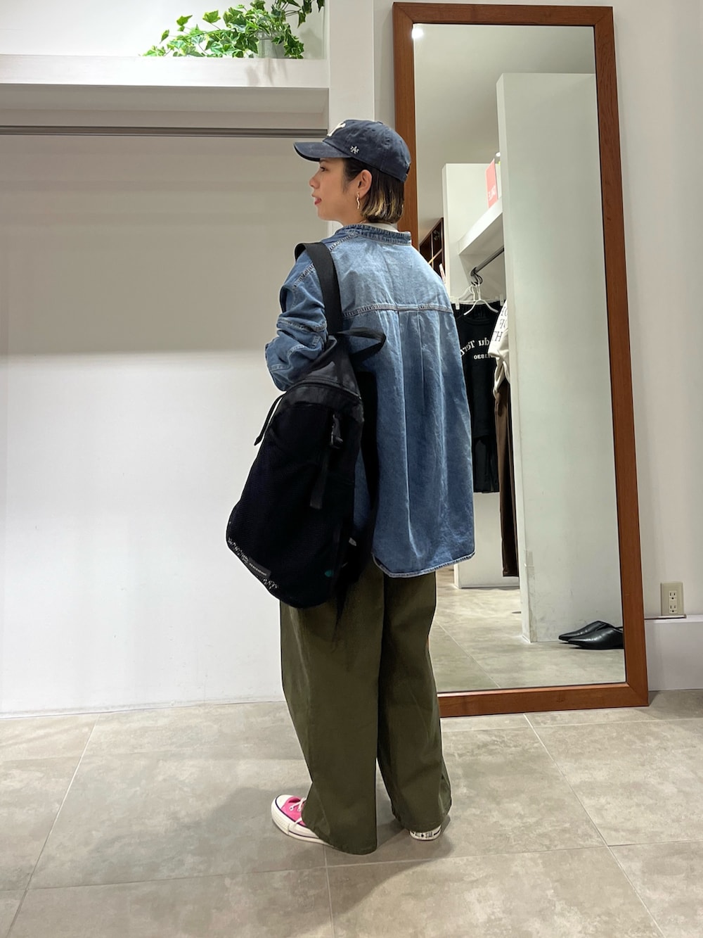 グリーン系のサロペット/オーバーオール、ブルー系のシャツ/ブラウス、ピンク系のスニーカーを着用したレディースの冬コーディネートの2枚目の写真