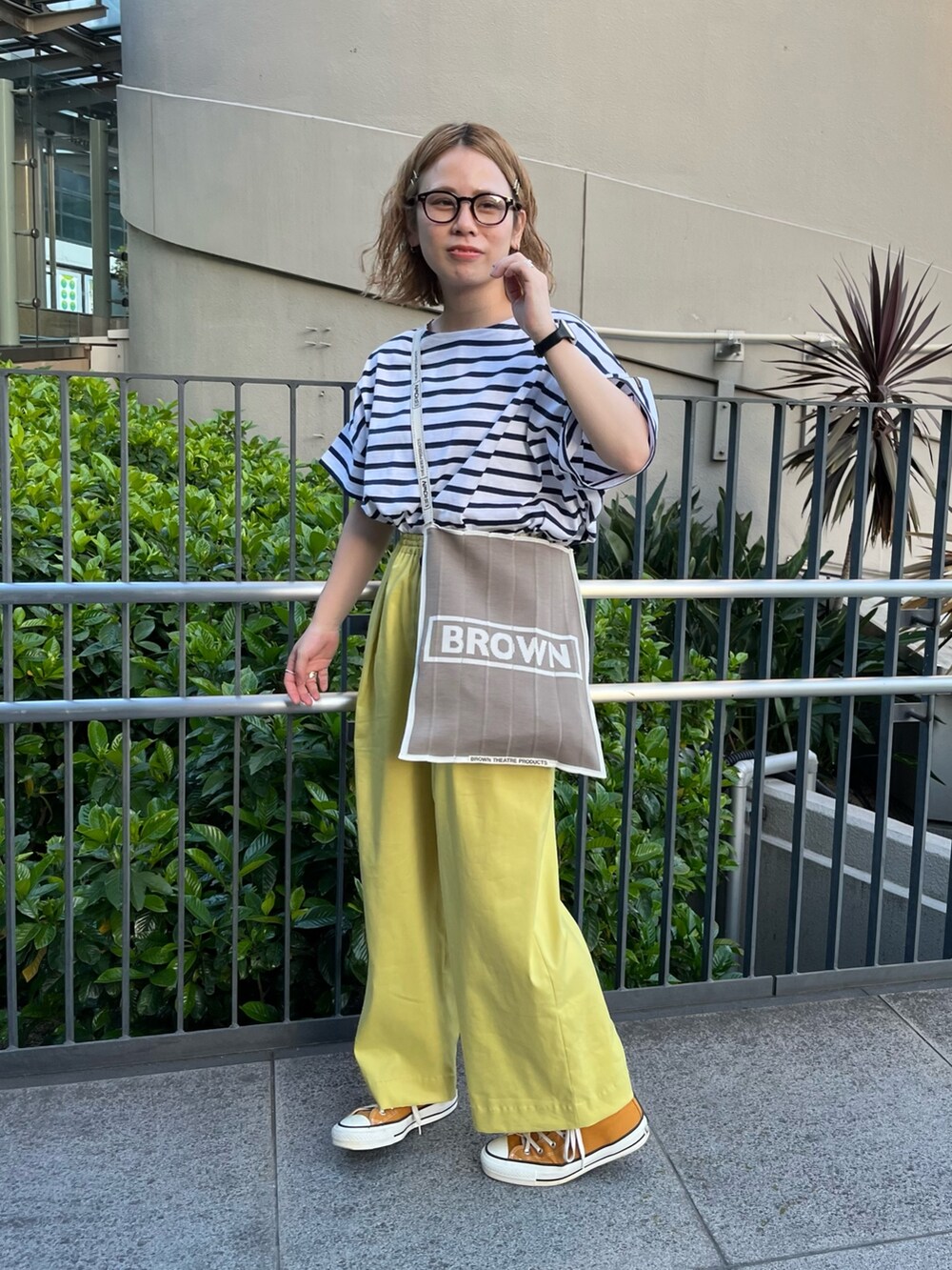 その他のTシャツ/カットソー、グレー系のショルダーバッグ、イエロー系のその他パンツを着用したレディースの夏コーディネートの2枚目の写真