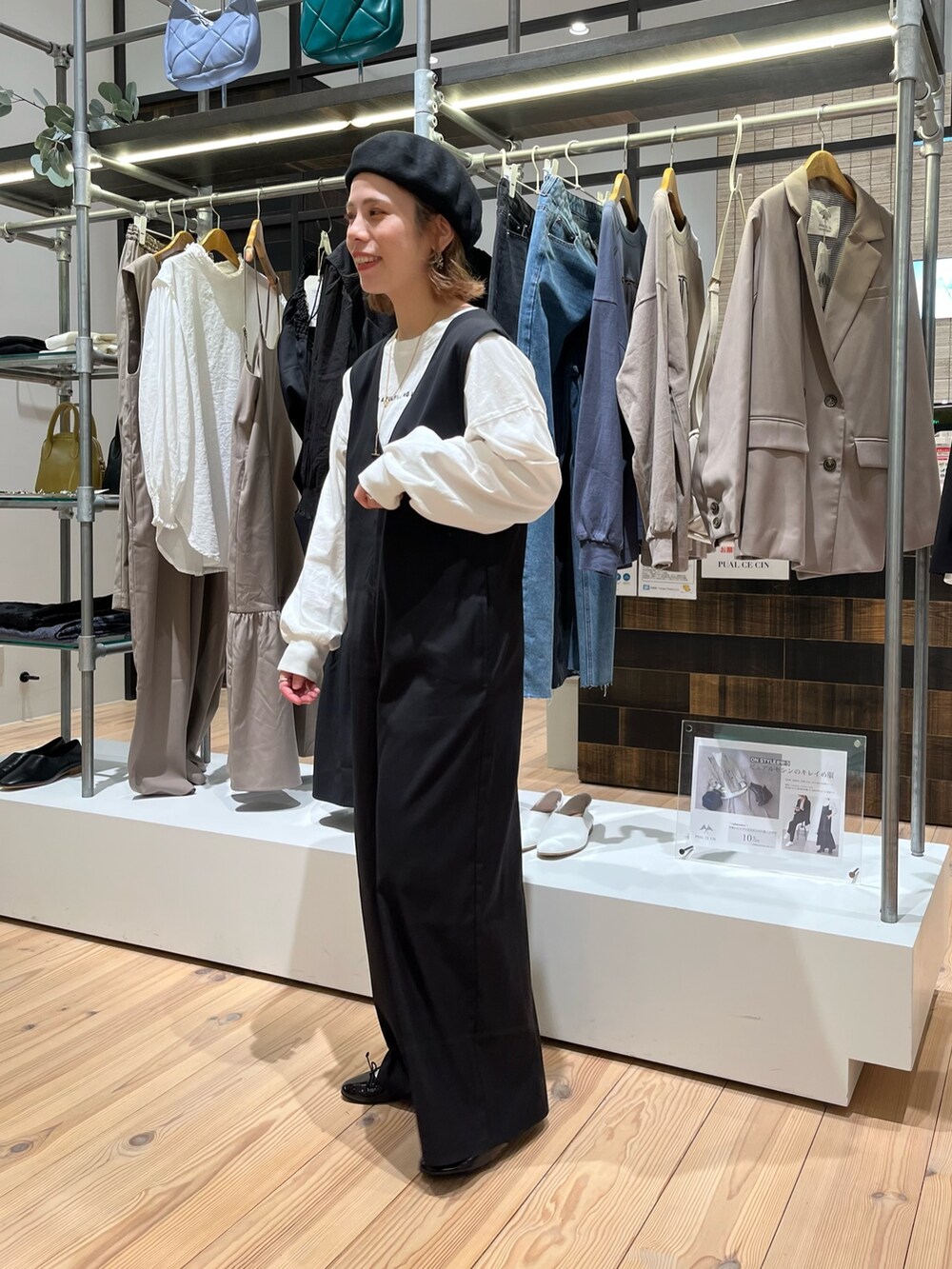 ブラック系のサロペット/オーバーオール、ホワイト系のTシャツ/カットソーを着用したレディースの秋コーディネートの2枚目の写真