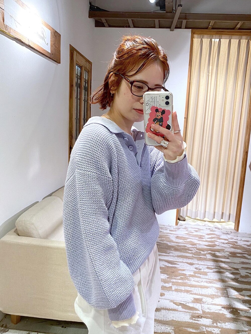 ホワイト系のその他パンツ、パープル系のニット/セーター、ブラック系のバレエシューズを着用したレディースの冬コーディネートの3枚目の写真