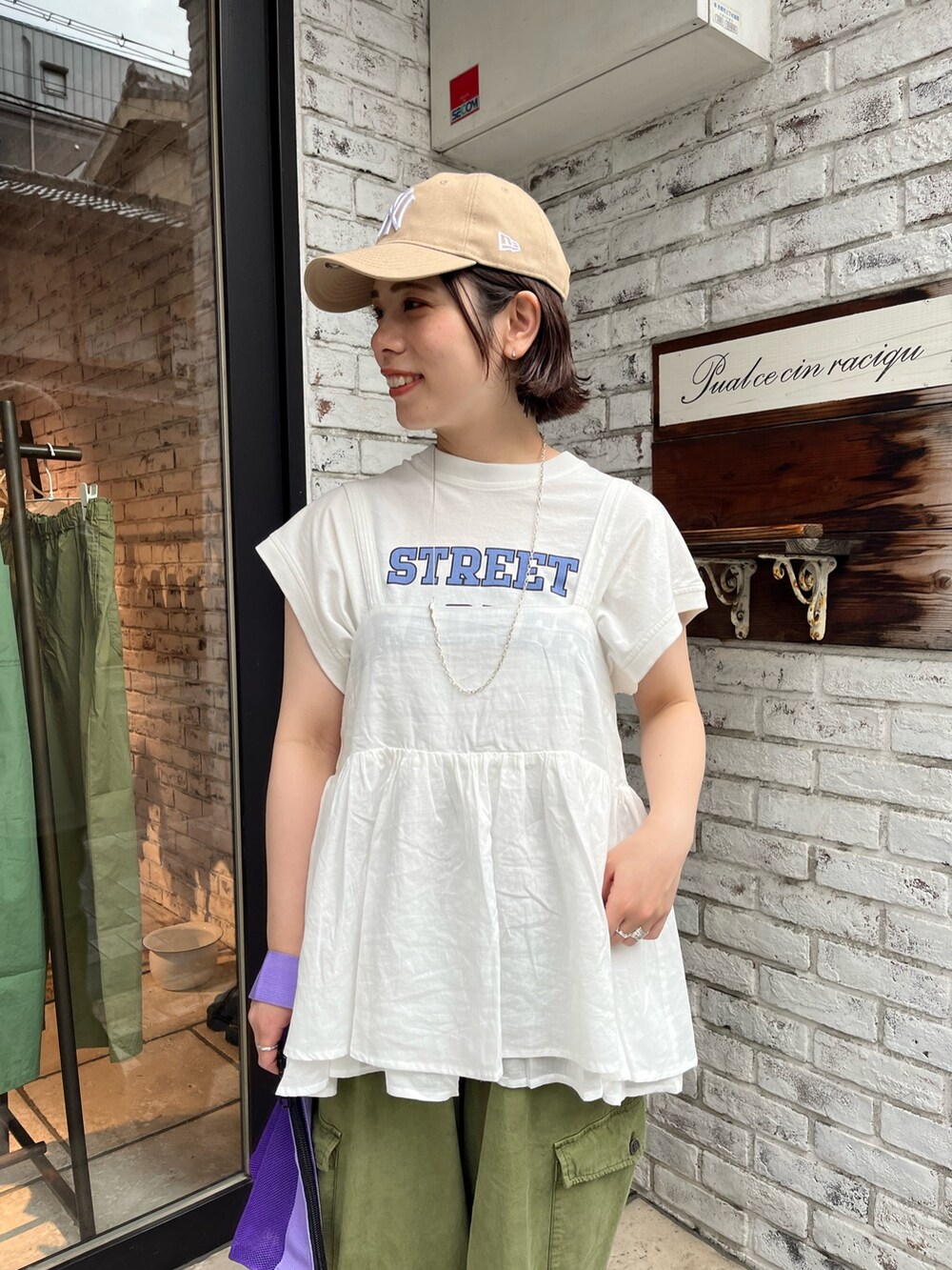 ホワイト系のキャミソール、グリーン系のカーゴパンツ、ホワイト系のTシャツ/カットソーを着用したレディースの夏コーディネートの2枚目の写真