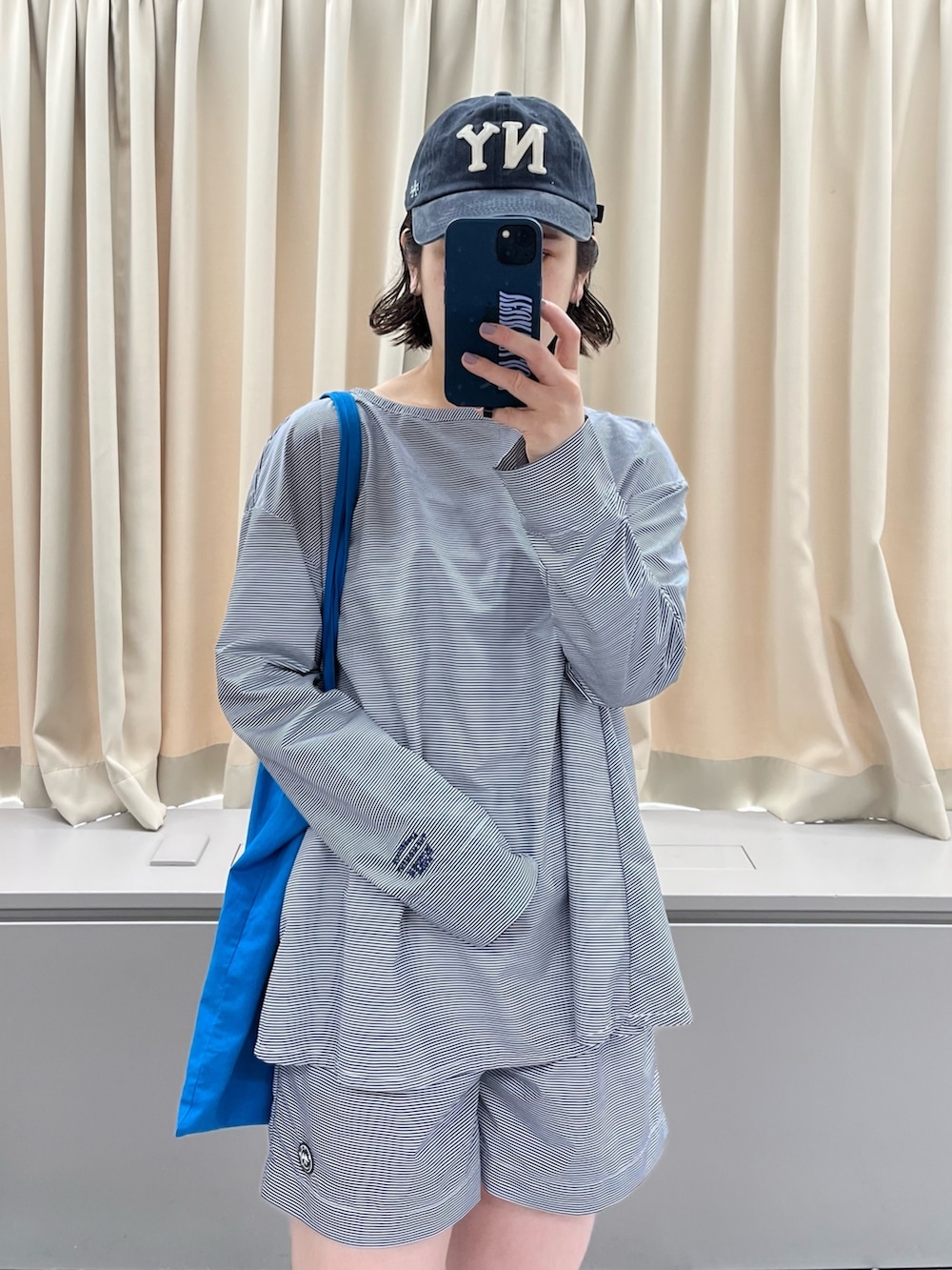 ベージュ系のサンダル、その他のラッシュガードを着用したレディースの春コーディネートの2枚目の写真