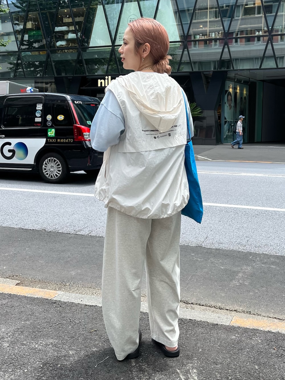 ベージュ系のスウェットパンツ、ベージュ系のジャケット/アウター、ブルー系のTシャツ/カットソーを着用したレディースの夏コーディネートの2枚目の写真