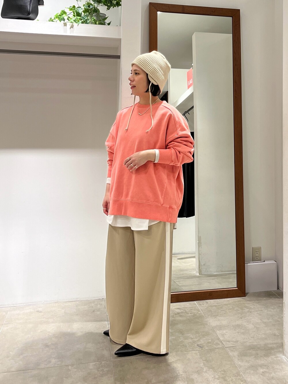 ピンク系のスウェット、ホワイト系のTシャツ/カットソー、ベージュ系のその他パンツを着用したレディースの冬コーディネートの2枚目の写真