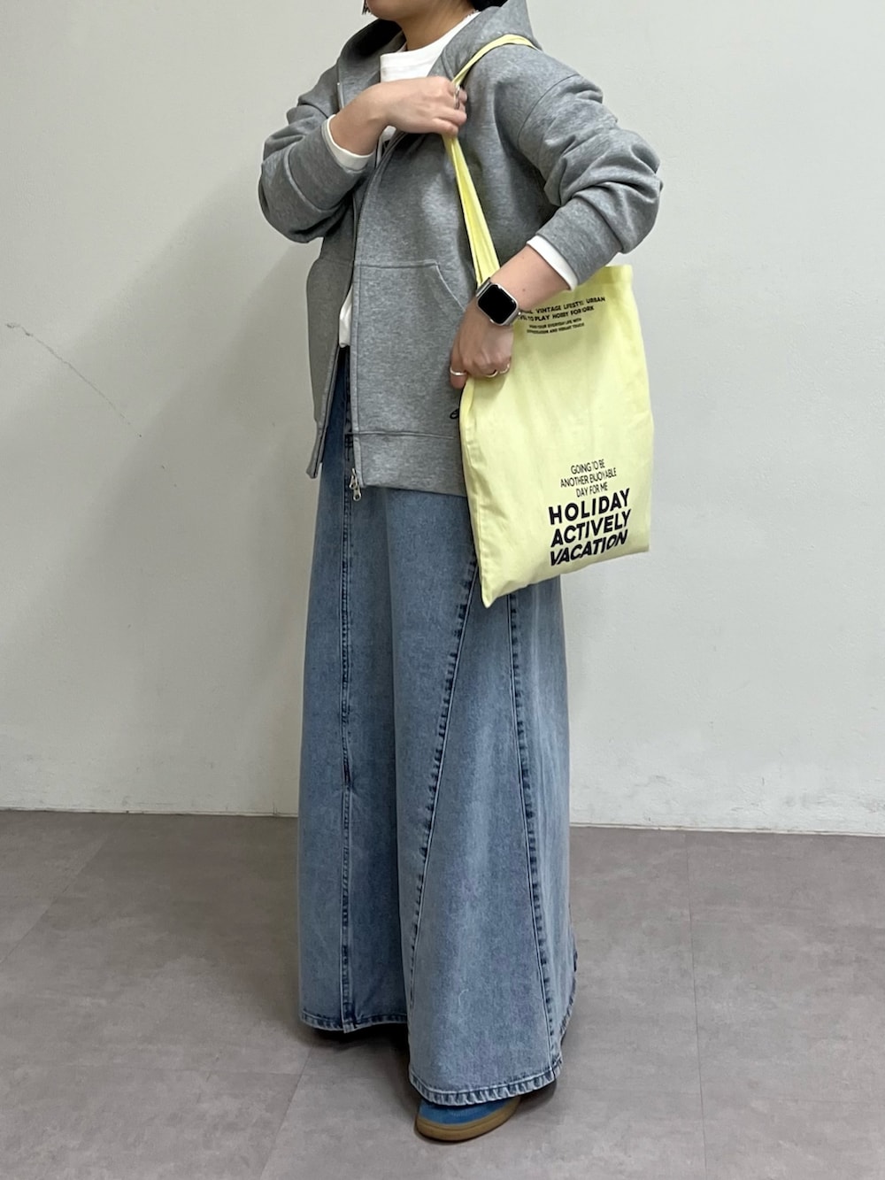 グレー系のパーカー、その他のTシャツ/カットソー、ブルー系のデニムスカートを着用したレディースの春コーディネートの2枚目の写真