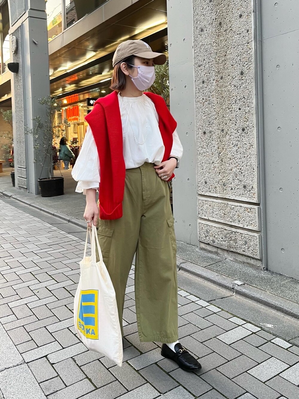 ホワイト系のシャツ/ブラウス、グリーン系のカーゴパンツ、レッド系のカーディガン/ボレロを着用したレディースの春コーディネートの2枚目の写真