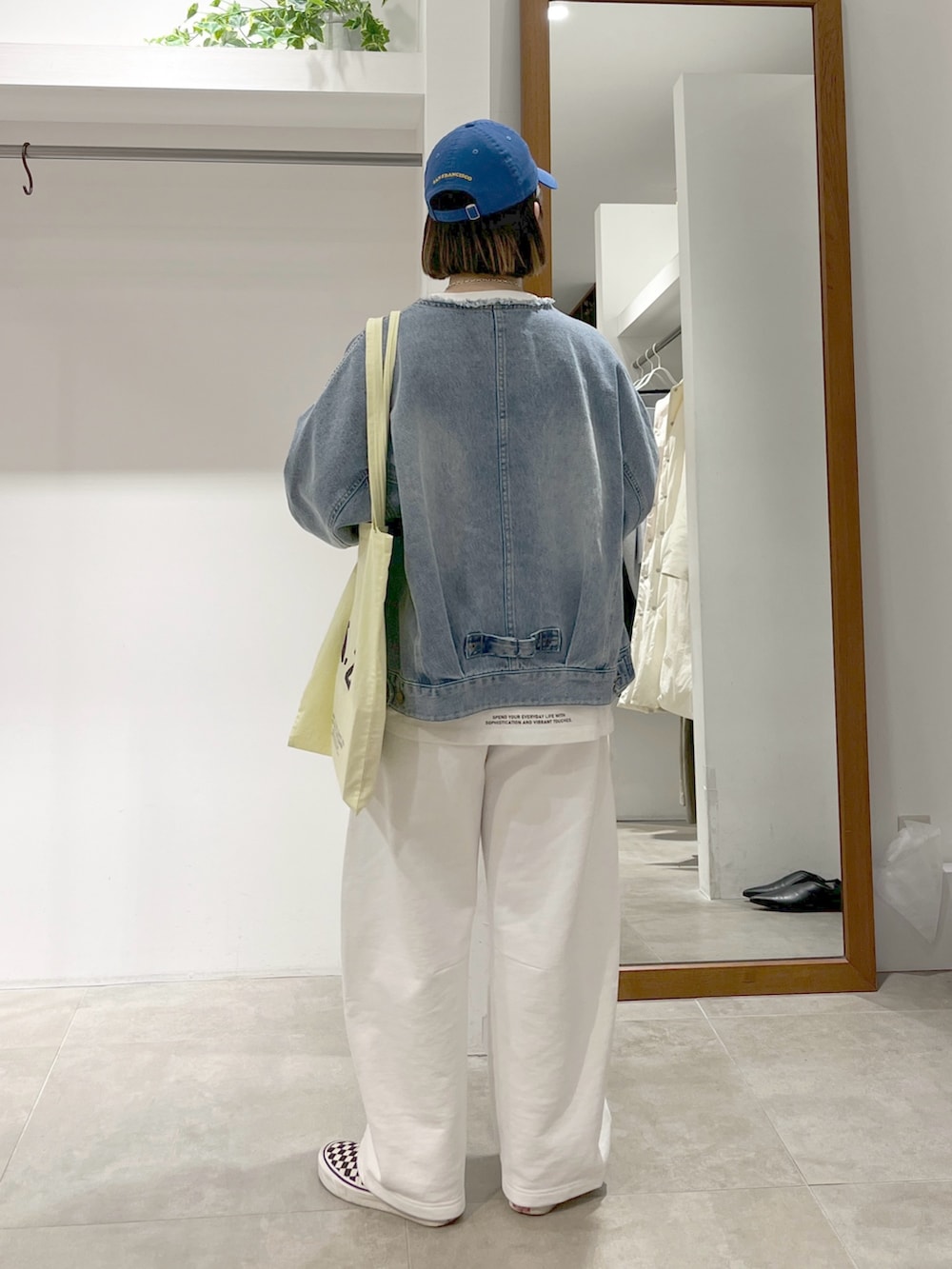 ブルー系のデニムジャケット、ホワイト系のスウェットパンツ、その他のスニーカーを着用したレディースの冬コーディネートの2枚目の写真