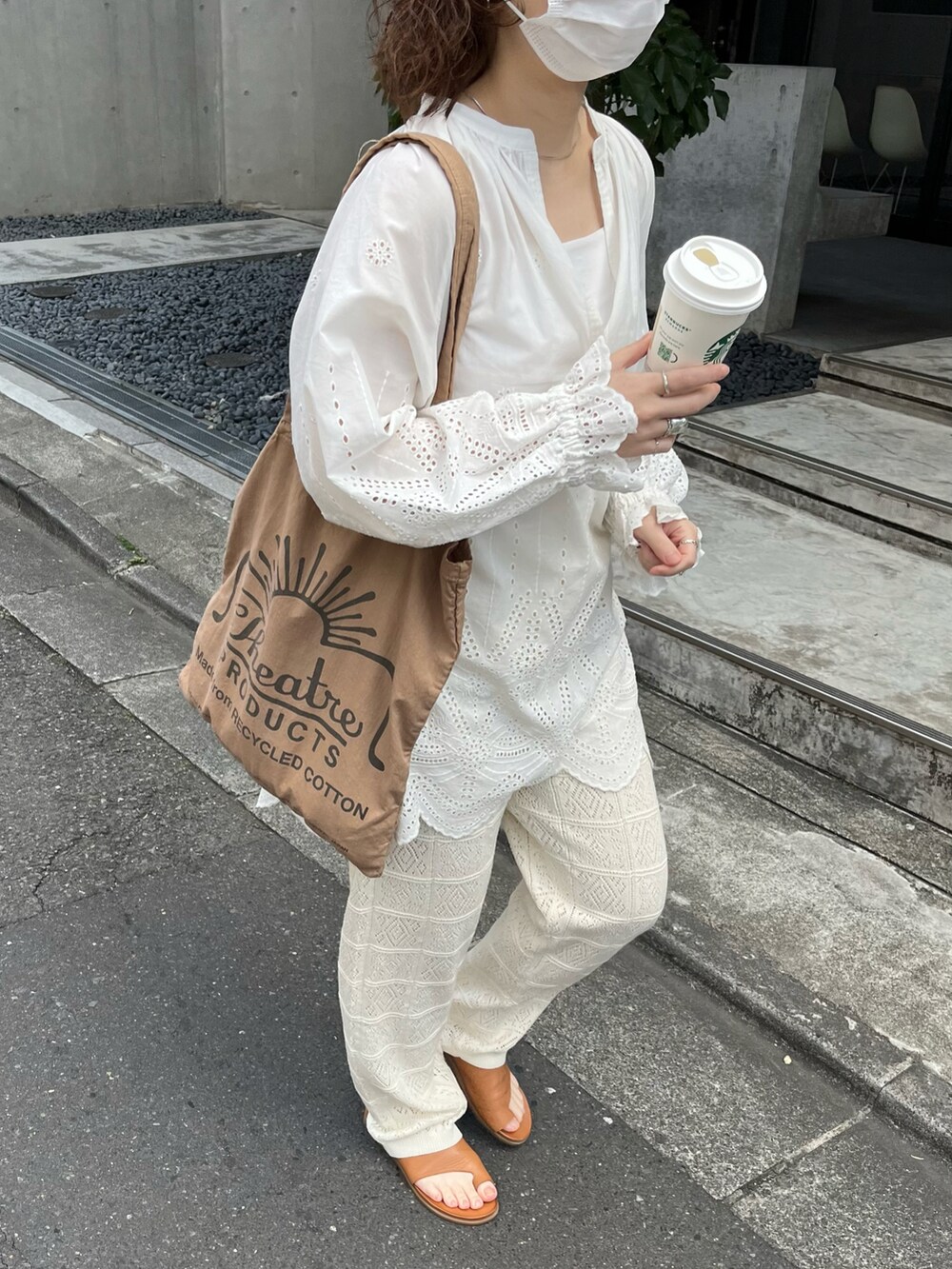 ベージュ系のその他パンツを着用したレディースの春コーディネートの3枚目の写真