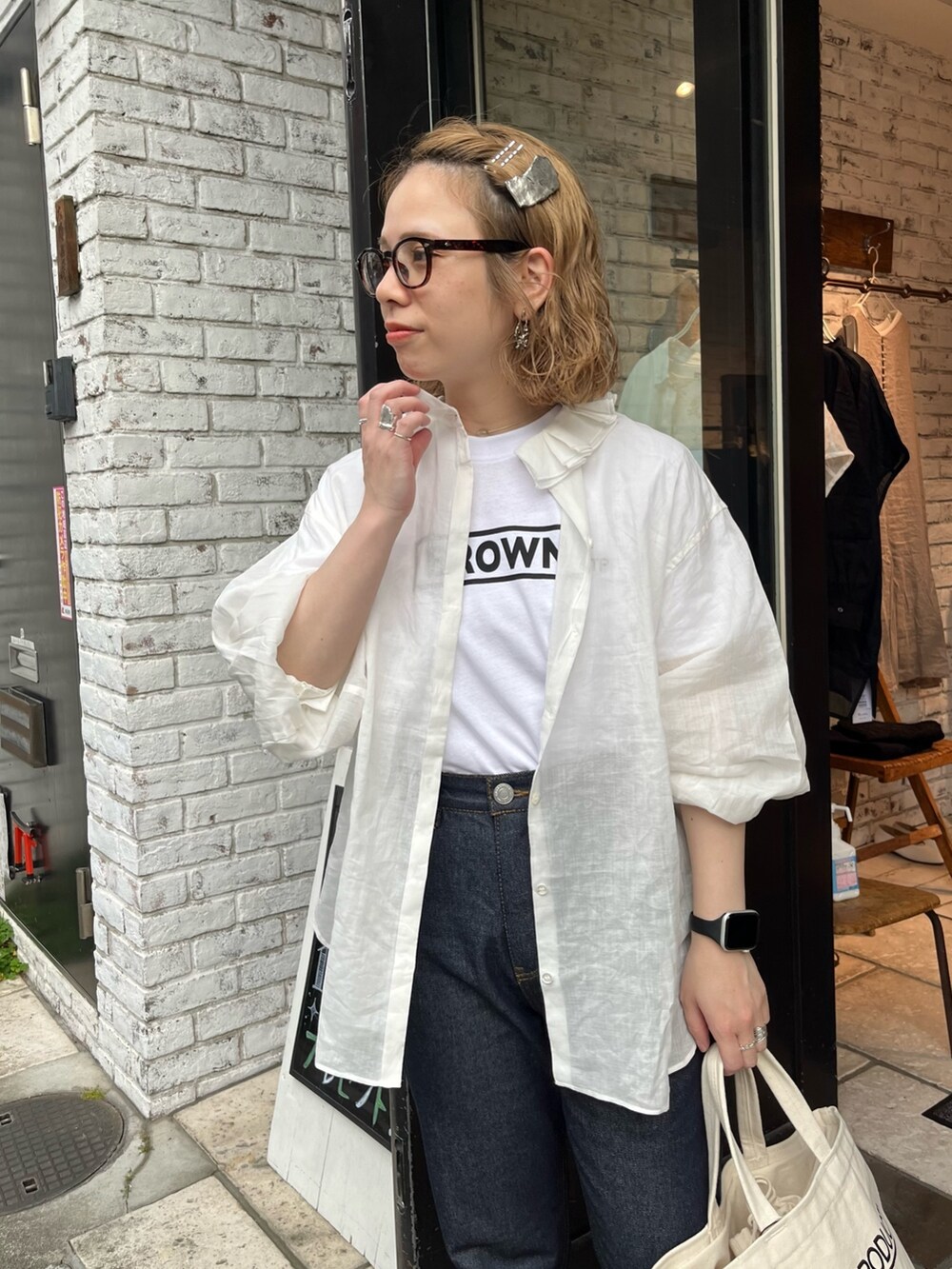 ホワイト系のシャツ/ブラウス、ホワイト系のTシャツ/カットソー、ブルー系のその他パンツを着用したレディースの夏コーディネートの3枚目の写真