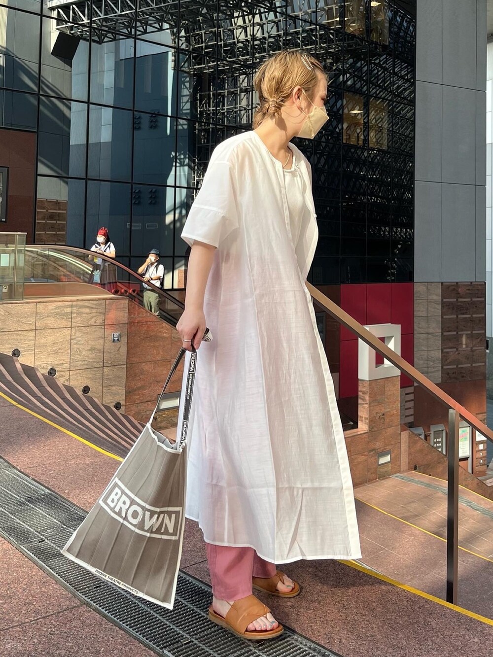 ホワイト系のワンピース、ホワイト系のキャミソール、ピンク系のその他パンツを着用したレディースの夏コーディネートの2枚目の写真