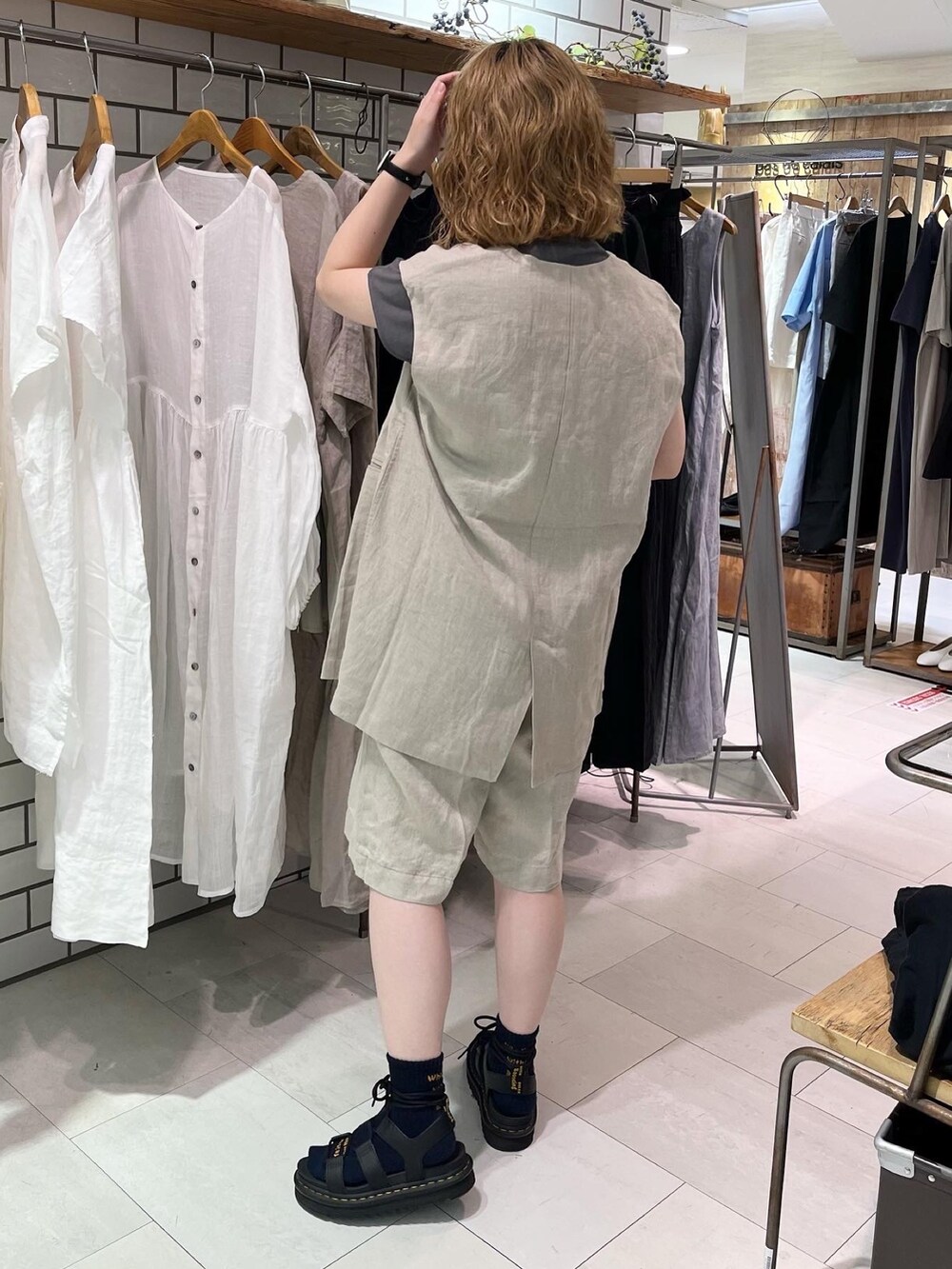 グレー系のTシャツ/カットソー、ベージュ系のダウンベスト、ベージュ系のその他パンツを着用したレディースの夏コーディネートの2枚目の写真