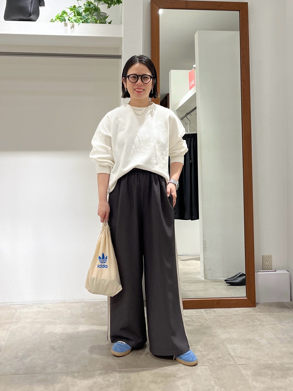 ブラック系のその他パンツ、ホワイト系のスウェットを着用したレディースの冬コーディネートの2枚目の写真