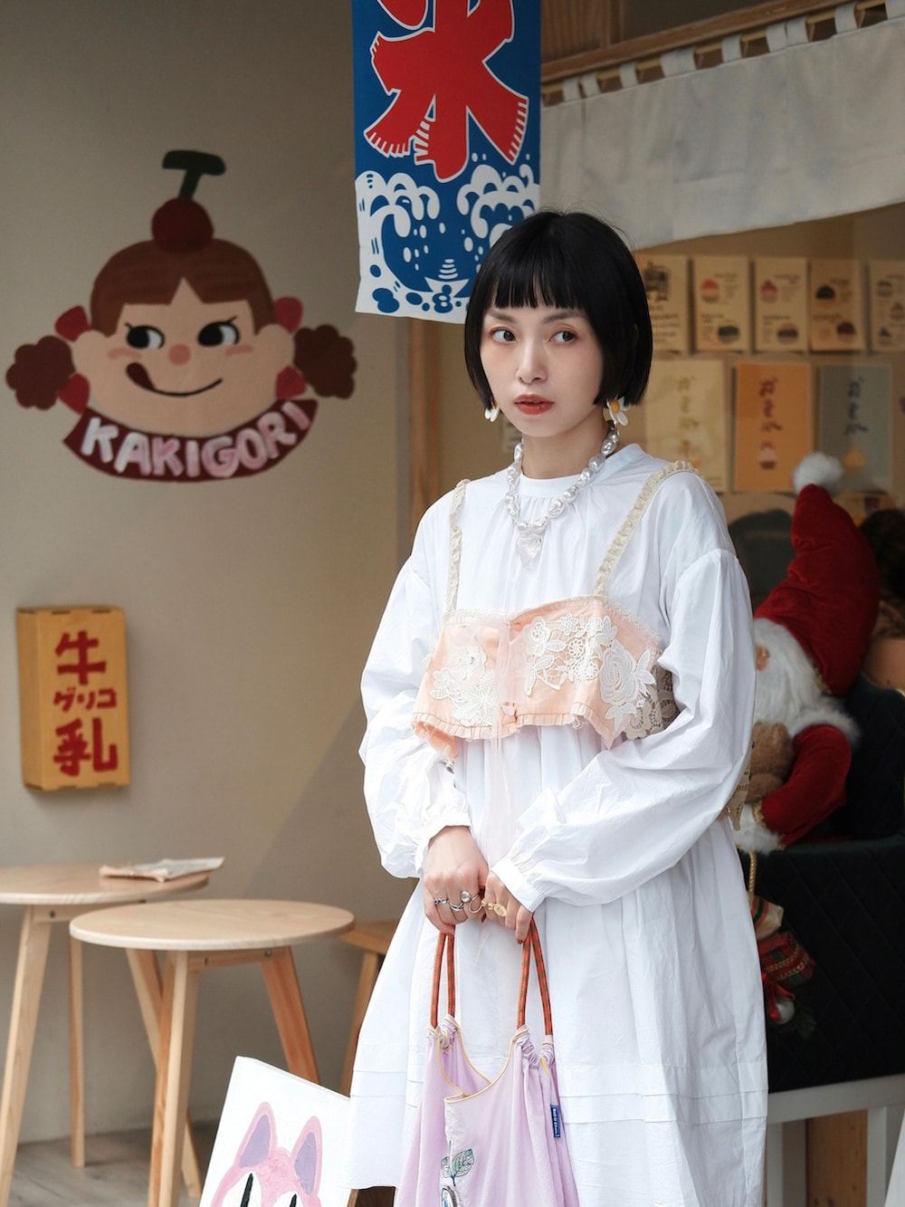 ホワイト系のワンピースを着用したレディースの秋コーディネートの2枚目の写真