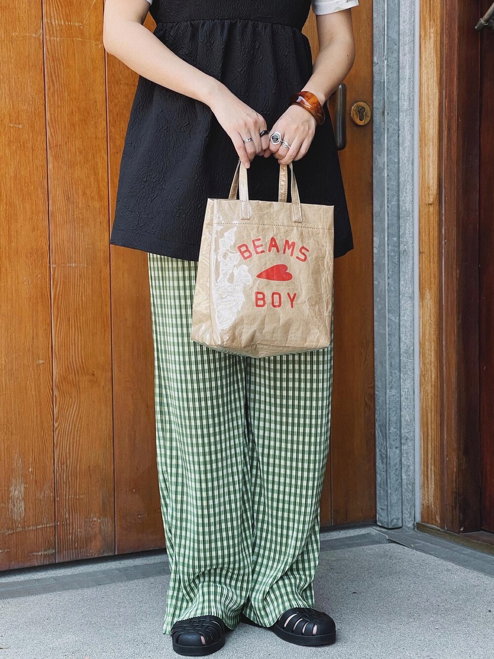 ブラック系のキャミソール、ベージュ系のトートバッグ、グリーン系のその他パンツを着用したレディースの夏コーディネートの2枚目の写真