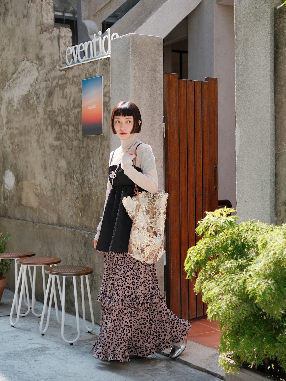 ブラック系のキャミソールを着用したレディースの春コーディネートの2枚目の写真