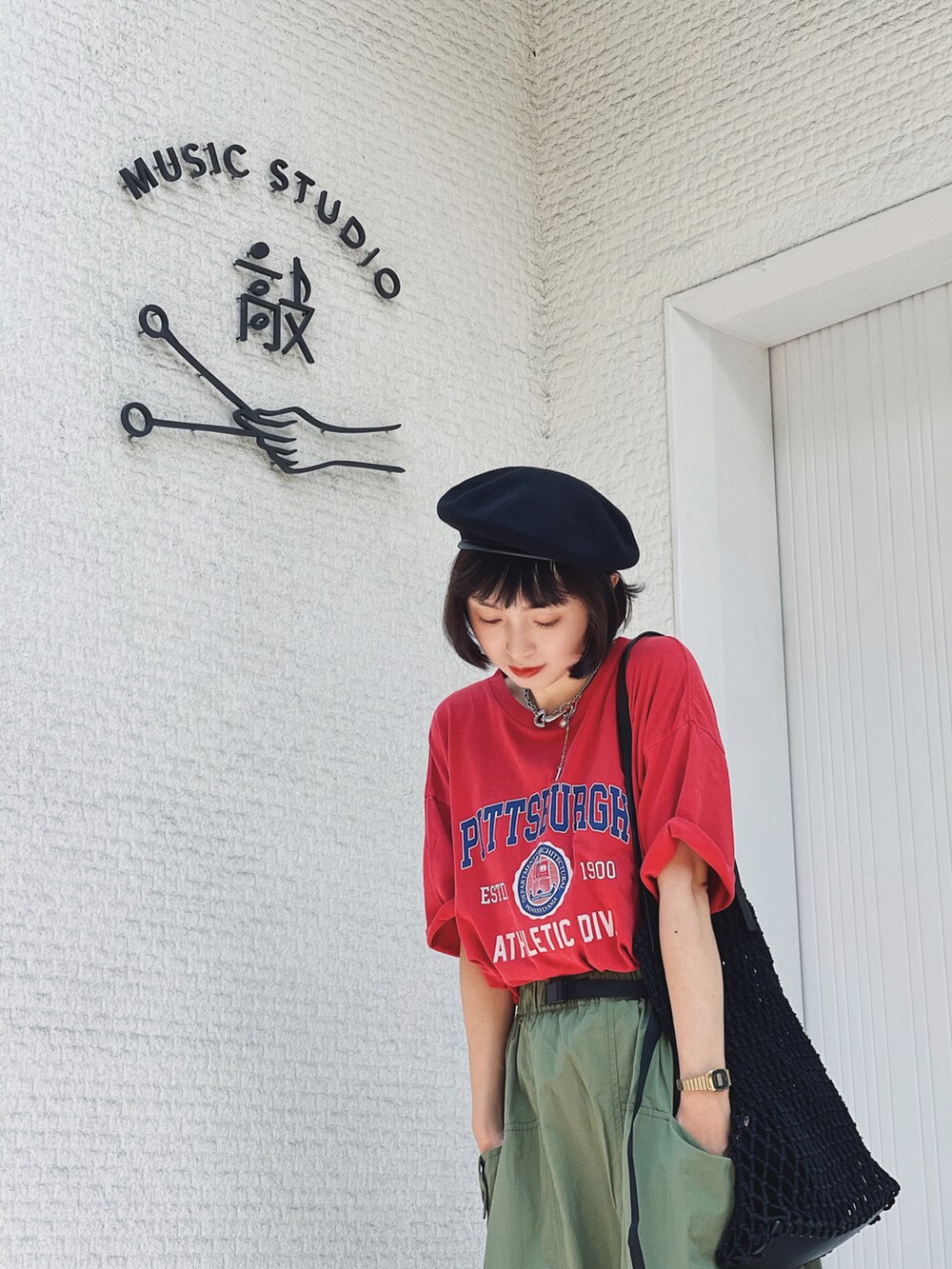 レッド系のTシャツ/カットソー、ブラック系のサンダルを着用したレディースの夏コーディネートの2枚目の写真