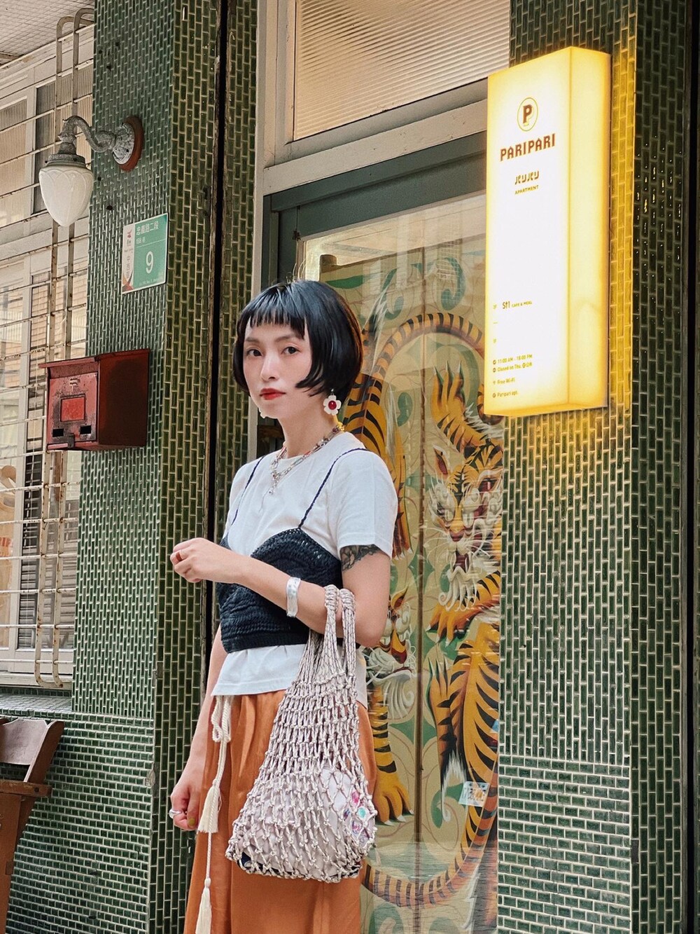 その他のTシャツ/カットソー、オレンジ系のその他パンツ、その他のバッグを着用したレディースの夏コーディネートの3枚目の写真