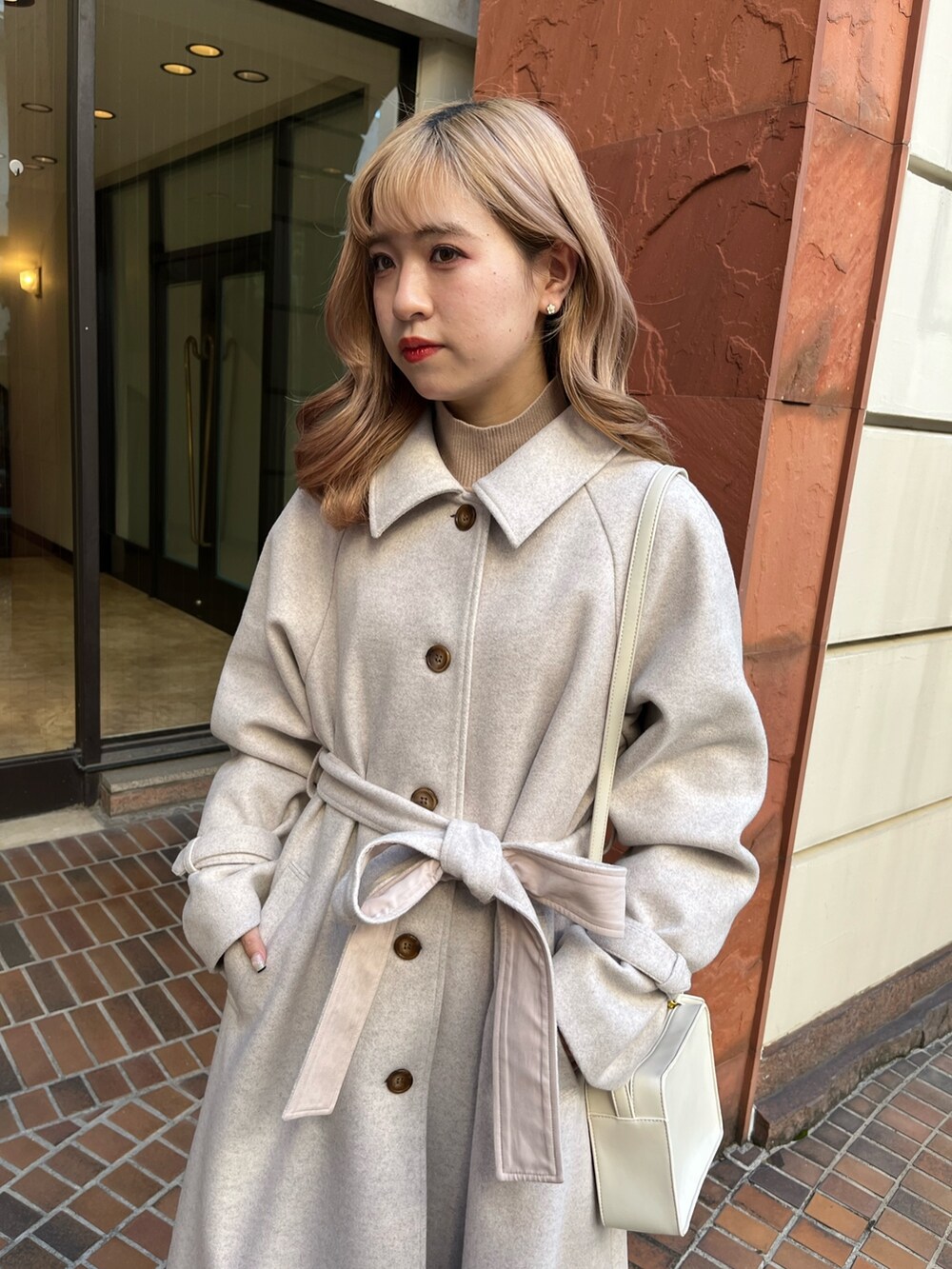 「秋冬コーデ、ロングブーツ、プチプラ、お洒落さんとつながりたい、シンプルコーデ、プチプラコーデ、低身長女子、骨格ウェーブ、ステンカラーコート、ステンカラー、ロングコート、コート」|「one after another NICE CLAUPの【WEB限定色あり】M,Lサイズ/ ステンカラーロングコート(ステンカラーコート、ホワイト系)」を使った、C h i iさん(レディース・155cm)の秋コーディネートの2枚目の写真