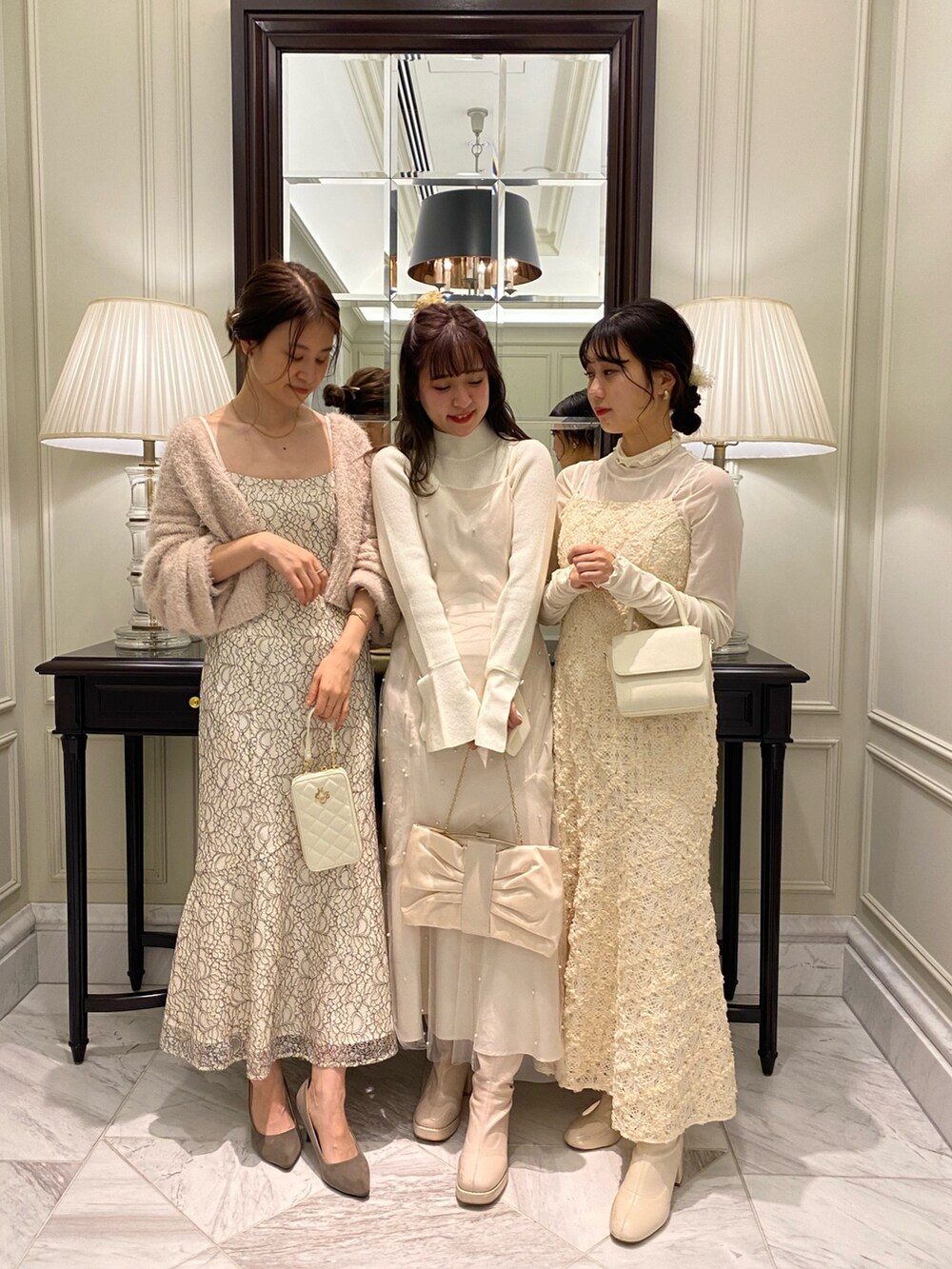 ホワイト系のワンピースを着用したレディースの冬コーディネートの2枚目の写真