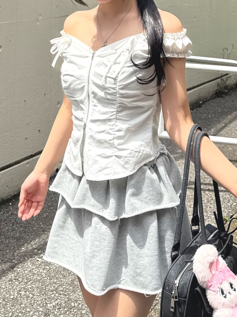 ホワイト系のシャツ/ブラウス、ブラック系のハンドバッグ、グレー系のスカートを着用したレディースの春コーディネートの2枚目の写真